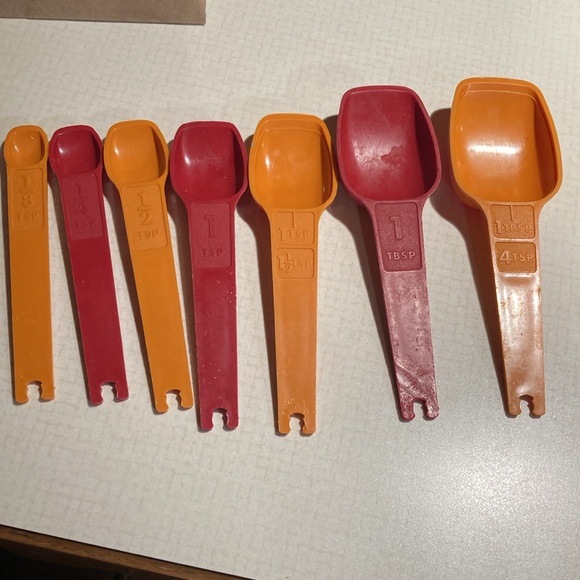 Vintage Tupperware measuring spoons - Picture 2 of 2